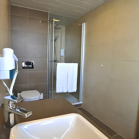 Отель Golden Tulip Reiss 4*