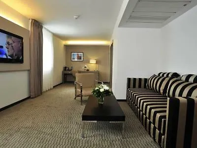Отель Golden Tulip Reiss 4*
